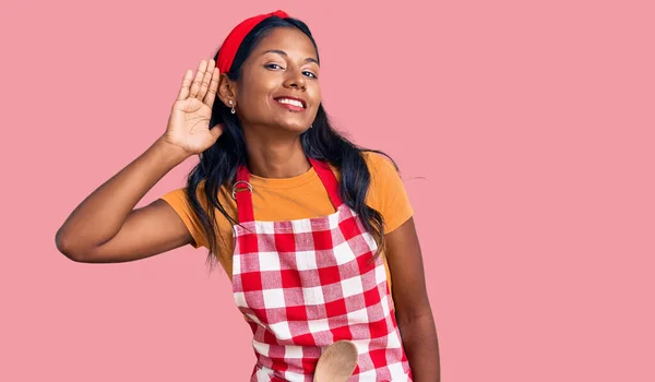 Jong Indiaas Meisje Met Een Professioneel Bakkersschort Lachend Met Hand — Stockfoto