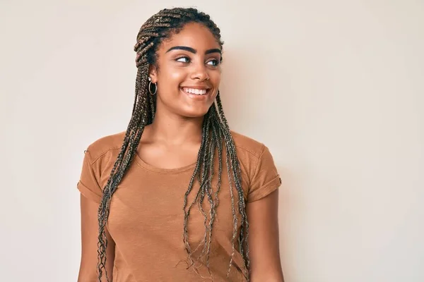 Jeune Femme Afro Américaine Avec Des Tresses Portant Des Vêtements — Photo