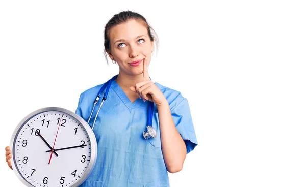 Giovane Bella Donna Bionda Che Indossa Uniforme Medico Stetoscopio Faccia — Foto Stock