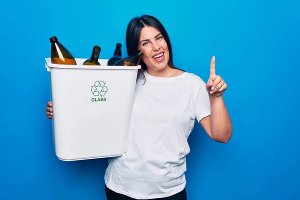 Jovem Mulher Bonita Reciclando Garrafas Vidro Cesto Lixo Para Cuidar — Fotografia de Stock