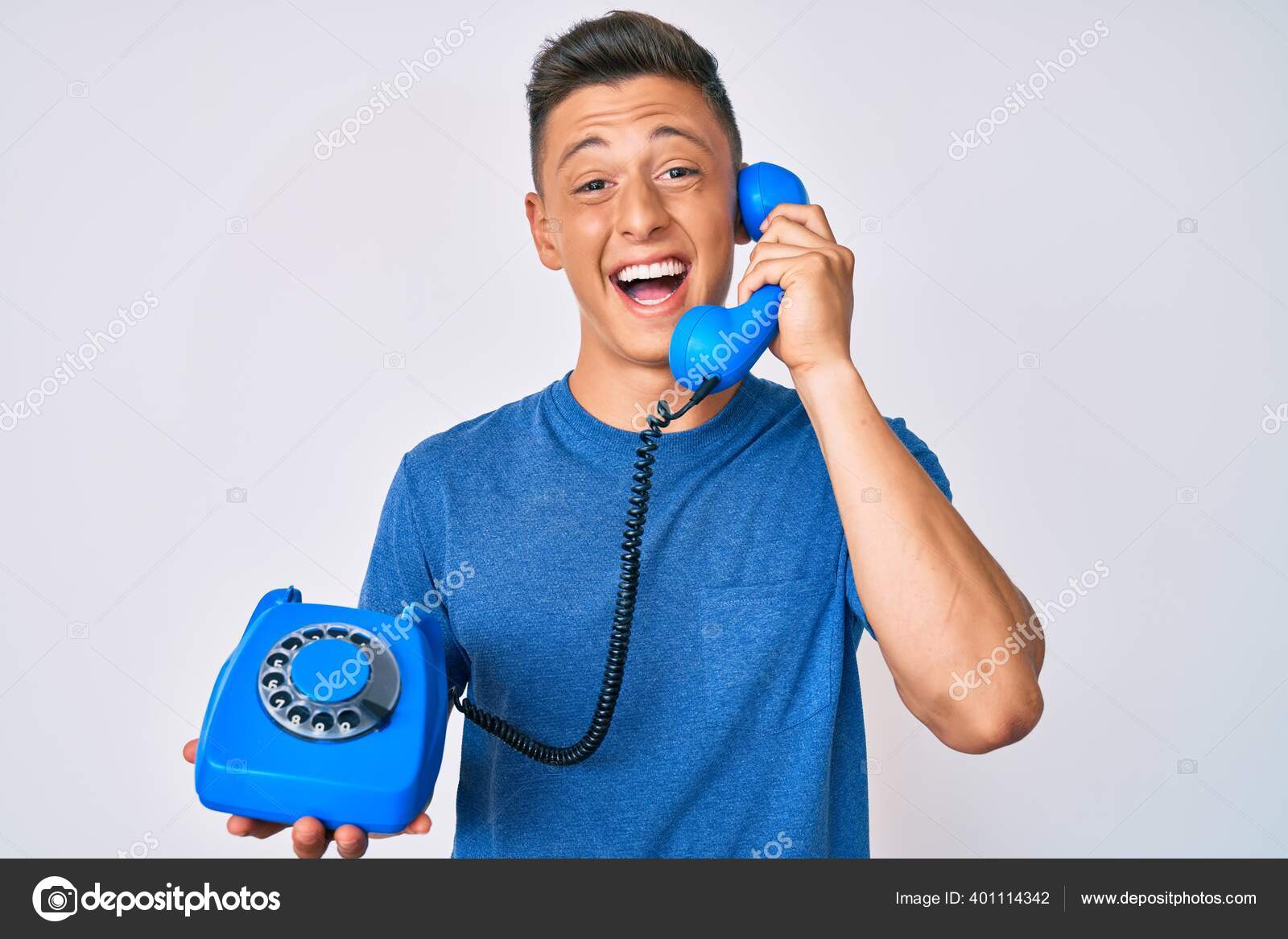 Молодой Латиноамериканец Держит Винтажный Телефон Улыбается Громко.