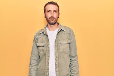 Depresyonda ve endişeli, sinirli ve korkmuş genç ve yakışıklı bir adam. hüzünlü ifade. 