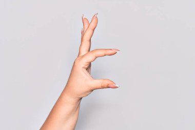 Görünmez şeyi alıp götüren, parmaklarıyla boşluk gösteren beyaz bir kadının eli.