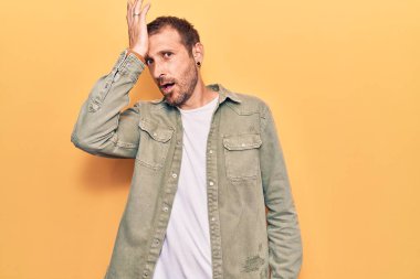 Gündelik giysiler giyen genç yakışıklı bir adam hata için el ele şaşırdı, hatayı hatırla. Unuttum, kötü hafıza kavramı. 