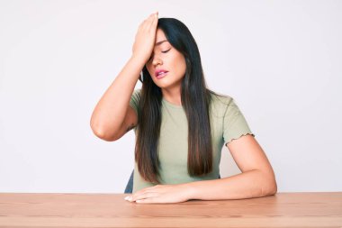 Masada oturan beyaz bir kadın, gündelik giysiler giyiyordu. Yanlışlıkla kafa kafaya verildiğinde şaşırmıştı. Hatayı hatırla. Unuttum, kötü hafıza kavramı. 