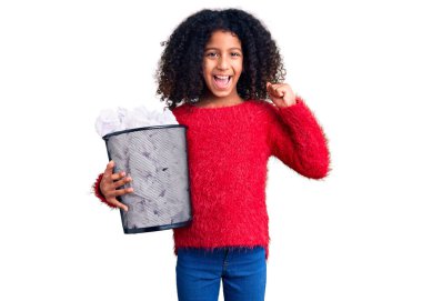 Kıvırcık saçlı Afro-Amerikan çocuğu elinde buruşmuş kağıtlarla gururla bağırıyor zaferi ve başarıyı kollarını kaldırarak kutluyor. 