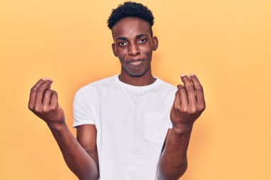 Genç Afro-Amerikan adam gündelik giysiler giyer, para yapar, elleriyle jest yapar, maaş ister, milyoner iş ister. 