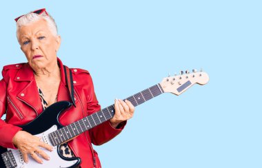 Son sınıf güzeli, mavi gözlü, gri saçlı, modern görünümlü, elektro gitar çalan, uykulu ve yorgun görünen, yorgunluktan bitkin ve akşamdan kalma, tembel gözlü bir kadın.. 