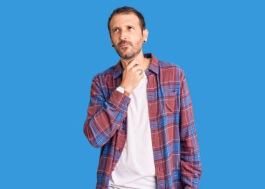 Genç ve yakışıklı bir adam günlük giysiler giyiyor. Ağrılı bir boyuna dokunuyor. Grip, mantar ve enfeksiyon yüzünden boğaz ağrısı çekiyor. 