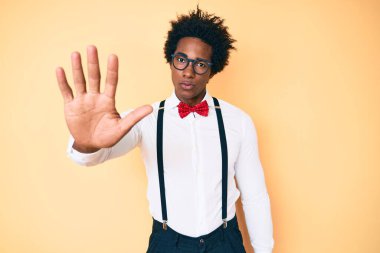 Afro saçlı, şık görünümlü yakışıklı Afro-Amerikalı adam avucunun içi gibi şarkı söylemeyi kesiyor. Yüzünde olumsuz ve ciddi bir jest olan uyarı ifadesi. 