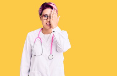 Pembe saçlı, doktor üniforması giyen, bir gözünü eliyle kapatan, yüzünde kendine güvenen bir gülümseme ve sürpriz duygular taşıyan güzel bir kadın.. 