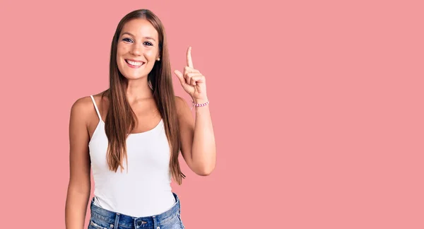 Ung Vacker Latinamerikansk Kvinna Bär Tillfälliga Kläder Pekar Finger Upp — Stockfoto