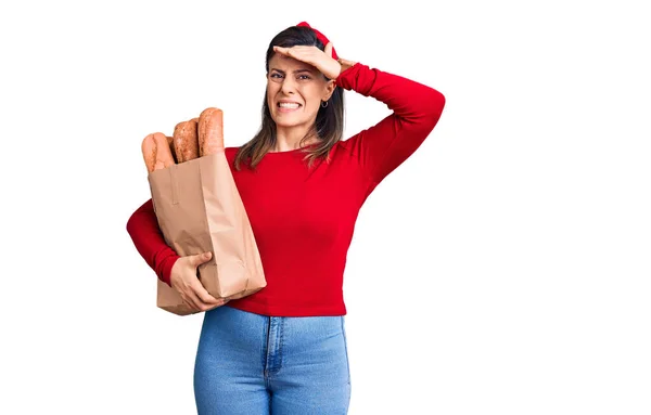 Joven Hermosa Mujer Sosteniendo Bolsa Papel Con Pan Estresado Frustrado — Foto de Stock