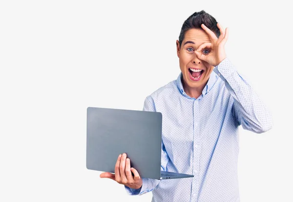 Jovem Mulher Com Cabelo Curto Segurando Laptop Sorrindo Feliz Fazendo — Fotografia de Stock