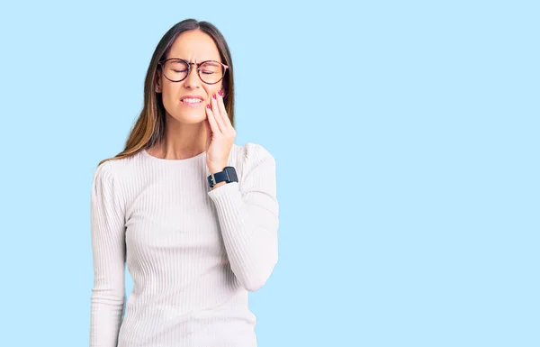 Schöne Brünette Junge Frau Lässigem Weißen Pullover Und Brille Die — Stockfoto