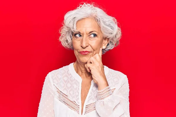 Ältere Grauhaarige Frau Lässiger Kleidung Die Konzentriert Mit Dem Finger — Stockfoto