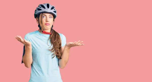 Mooie Kaukasische Jonge Vrouw Dragen Fietshelm Clueless Verwarde Uitdrukking Met — Stockfoto