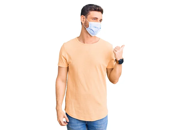 Knappe Jongeman Met Een Beer Die Een Medisch Masker Draagt — Stockfoto