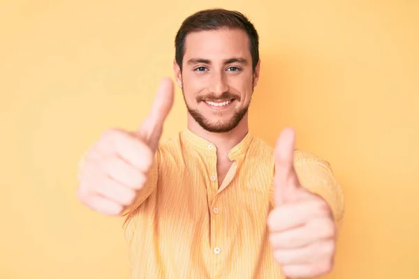 Homem Bonito Jovem Vestindo Roupas Casuais Aprovando Fazer Gesto Positivo — Fotografia de Stock