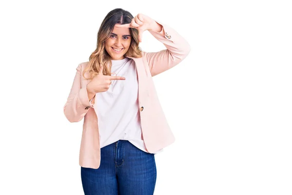 Mulher Caucasiana Jovem Vestindo Roupas Negócios Sorrindo Fazendo Moldura Com — Fotografia de Stock