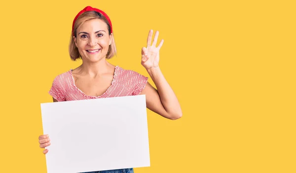 Jonge Blonde Vrouw Met Lege Banner Doen Teken Met Vingers — Stockfoto