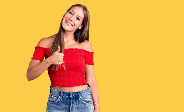 Joven Mujer Hispana Hermosa Usando Ropa Casual Haciendo Gesto Feliz —  Fotos de Stock