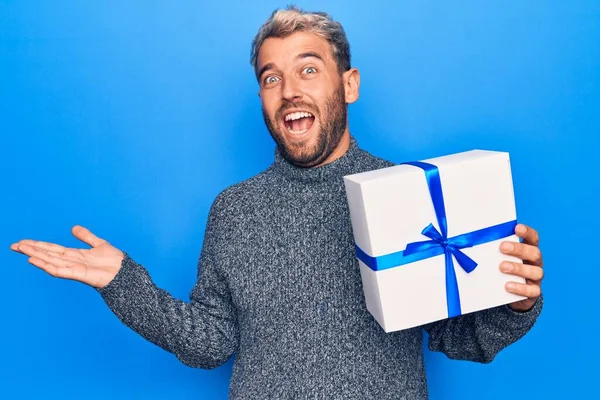 Joven Hombre Rubio Guapo Con Barba Con Regalo Cumpleaños Sobre —  Fotos de Stock