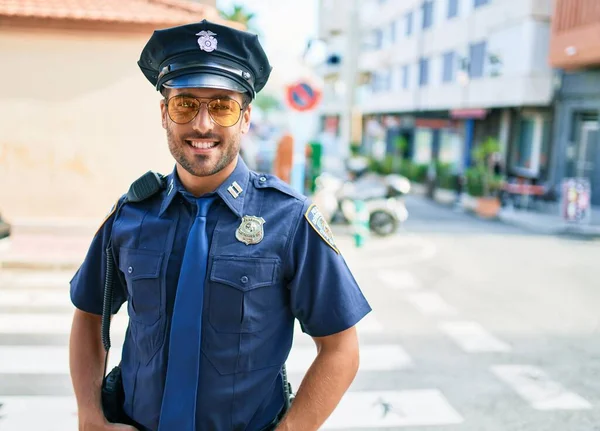 Jonge Knappe Spaanse Politieagent Politie Uniform Lachend Gelukkig Staand Met — Stockfoto