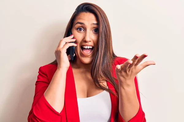 Jovem Bela Mulher Morena Conversando Smartphone Celebrando Realização Com Sorriso — Fotografia de Stock