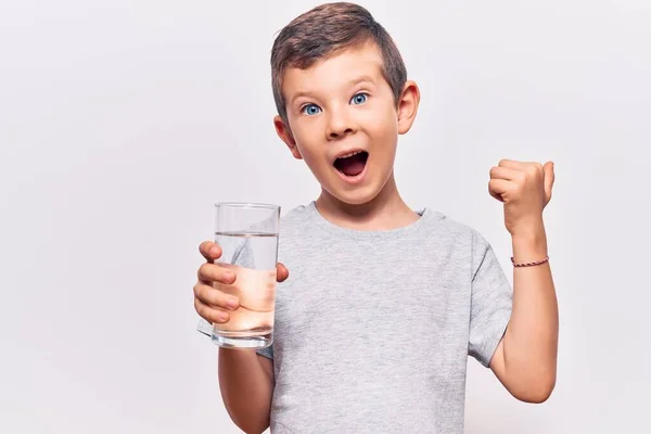 Schattig Blond Kind Drinken Glas Water Wijzen Duim Naar Zijkant — Stockfoto