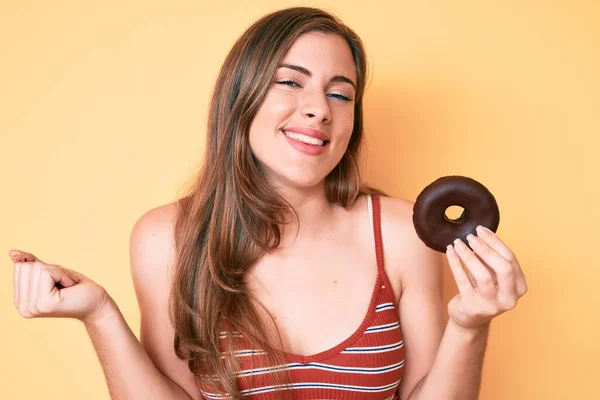 Schöne Junge Kaukasische Frau Hält Donut Schreiend Stolz Der Hand — Stockfoto
