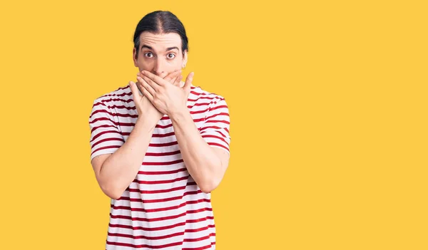 Uzun Saçlı Sıradan Çizgili Shirt Giyen Genç Bir Adam Ağzını — Stok fotoğraf