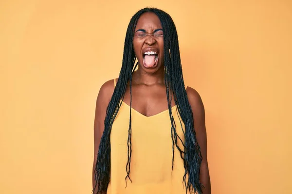 Femme Afro Américaine Avec Des Tresses Portant Des Vêtements Décontractés — Photo