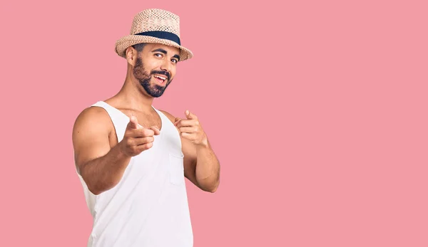 Ung Latinamerikan Man Bär Casual Sommar Hatt Pekar Finger Till — Stockfoto