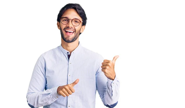 Hombre Hispano Guapo Con Camisa Negocios Gafas Apuntando Espalda Con —  Fotos de Stock