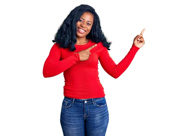 Mooie Afrikaanse Amerikaanse Vrouw Dragen Casual Kleding Glimlachen Kijken Naar — Stockfoto