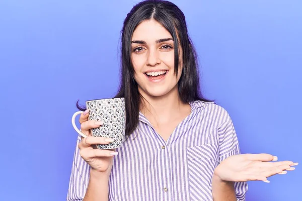 Genç Güzel Bir Kız Bir Kupa Kahve Içip Başarıyı Kutluyor — Stok fotoğraf