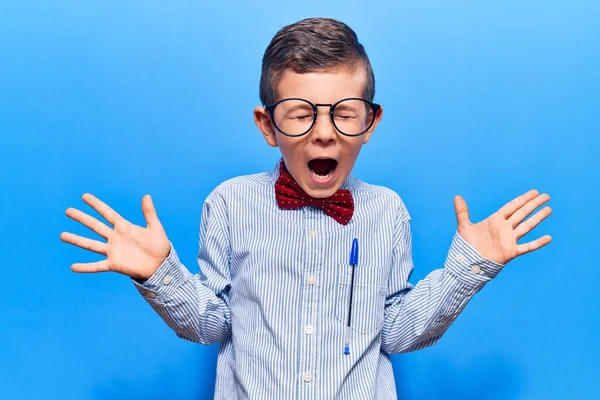 Lindo Niño Rubio Con Corbata Lazo Nerd Gafas Celebrando Loco —  Fotos de Stock