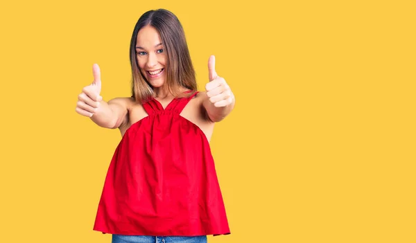 Mulher Jovem Morena Bonita Vestindo Roupas Casuais Aprovando Fazer Gesto — Fotografia de Stock