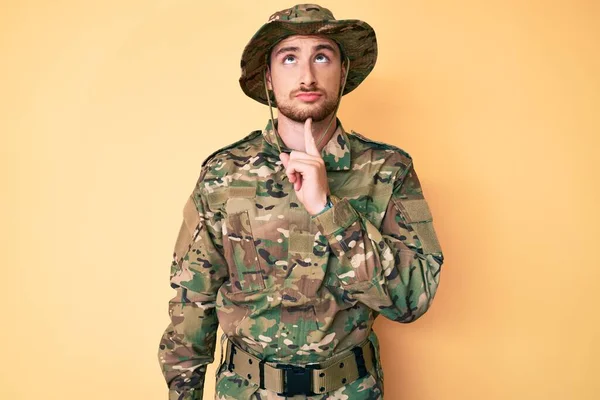 Jeune Homme Caucasien Portant Uniforme Camouflage Armée Pensée Concentrée Sur — Photo
