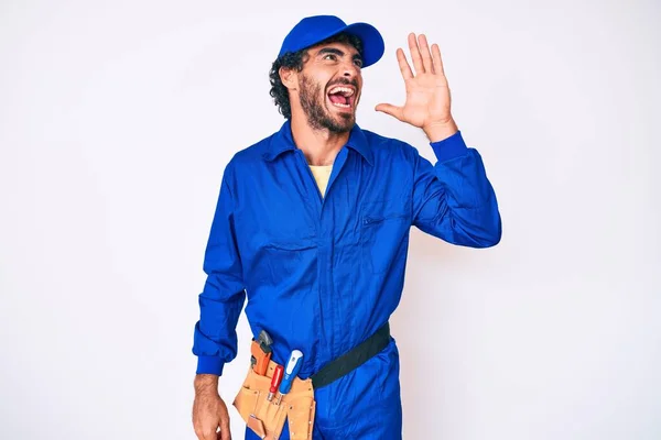 Bonito Jovem Com Cabelo Encaracolado Urso Weaing Handyman Uniforme Gritando — Fotografia de Stock