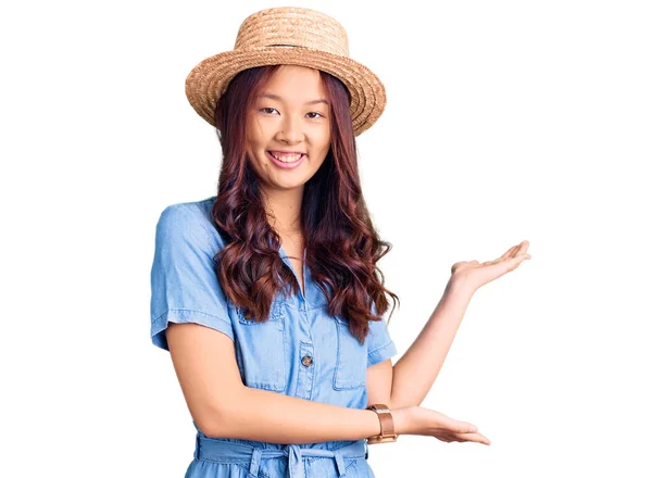 Jong Mooi Chinees Meisje Dragen Zomer Hoed Uitnodigend Naar Binnen — Stockfoto