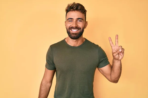 Junger Hispanischer Mann Lässiger Kleidung Lächelt Mit Glücklichem Gesicht Und — Stockfoto