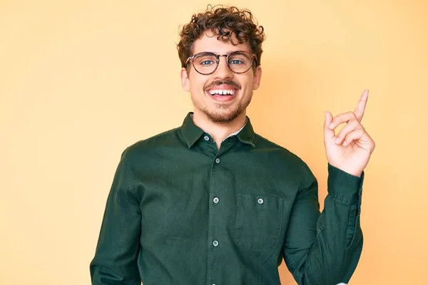 Joven Hombre Caucásico Con Pelo Rizado Usando Ropa Casual Gafas —  Fotos de Stock