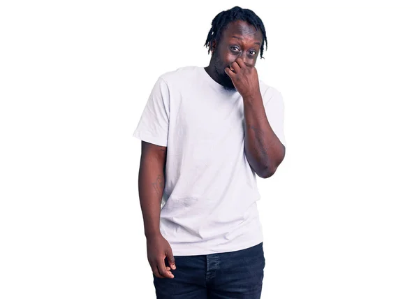 Joven Hombre Afroamericano Con Trenzas Con Camiseta Blanca Casual Oliendo —  Fotos de Stock