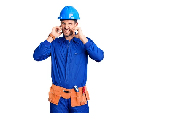 Jovem Homem Bonito Vestindo Uniforme Trabalhador Chapéu Duro Com Mão — Fotografia de Stock