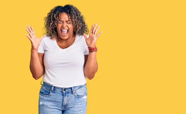 Jeune Femme Afro Américaine Taille Portant Des Vêtements Décontractés Célébrant — Photo