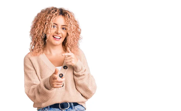 Mujer Rubia Joven Con Pelo Rizado Que Lleva Puente Invierno — Foto de Stock