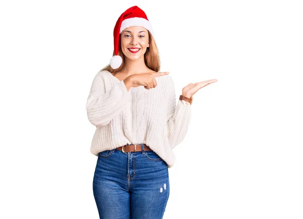 Mulher Bonita Usando Chapéu Natal Espantado Sorrindo Para Câmera Apresentar — Fotografia de Stock