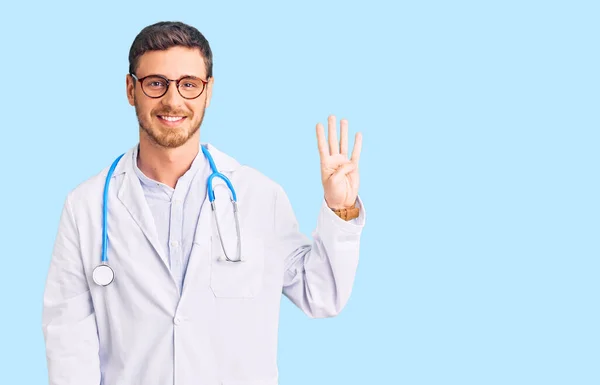 Doktor Üniforması Giyen Yakışıklı Genç Adam Dört Numarayı Gösterip Işaret — Stok fotoğraf